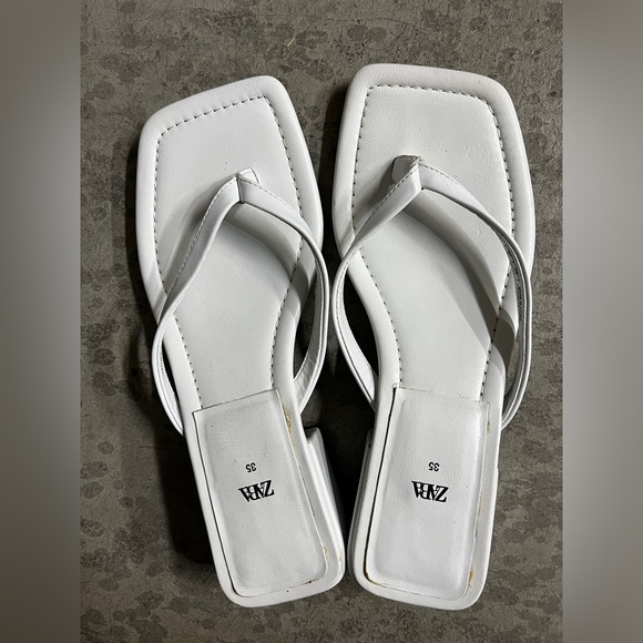 ZARA WHITE TONG SANDALS (SIZE 5/ SIZE 35) - Picture 3 of 8